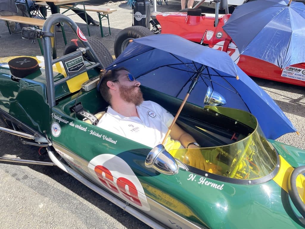 Nicolas Hermet se repose dans sa Lotus 69 après sa victoire à Albi.