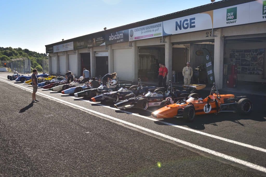 Overview of the single-seaters in the Charade pitlane.