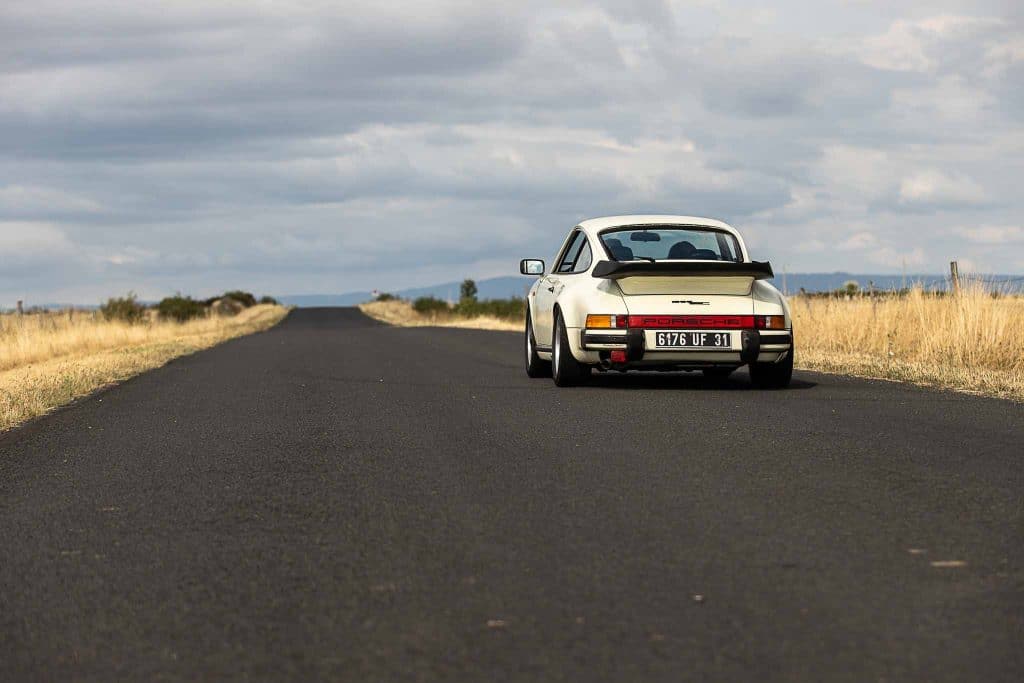 Voiture classique sur route déserte. Rallye-Classic-Racing-School-and-friends