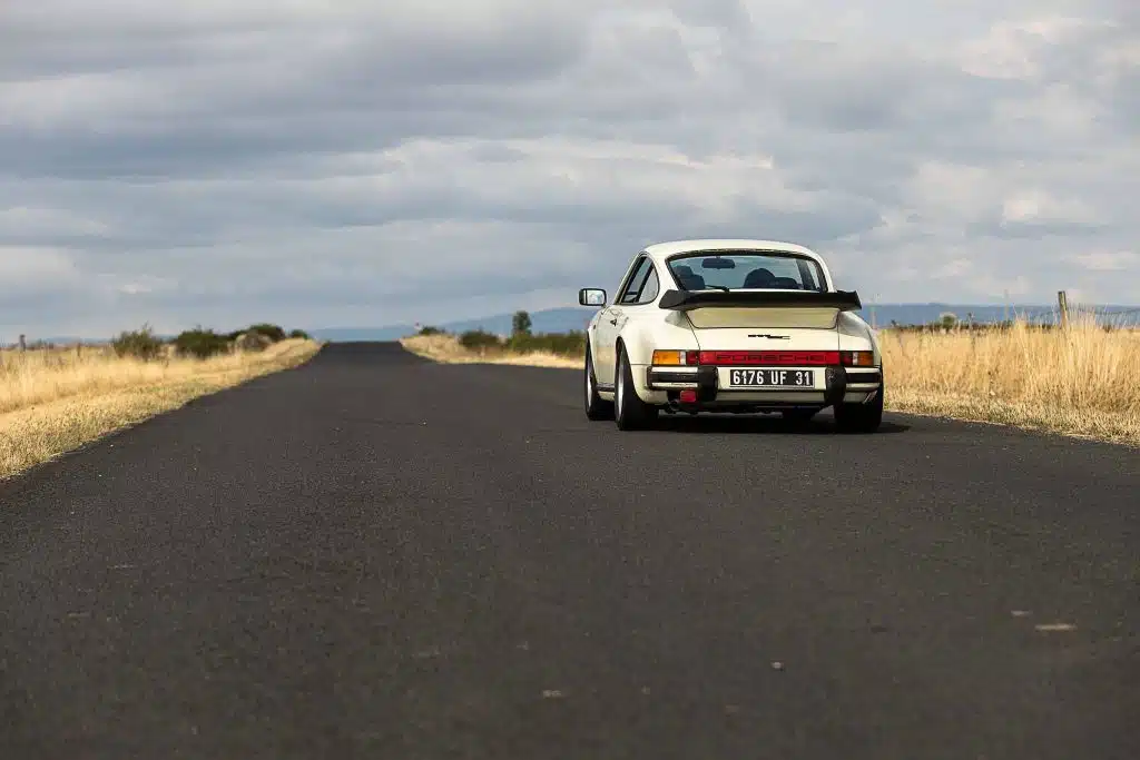 Voiture classique sur route déserte. Rallye-Classic-Racing-School-and-friends