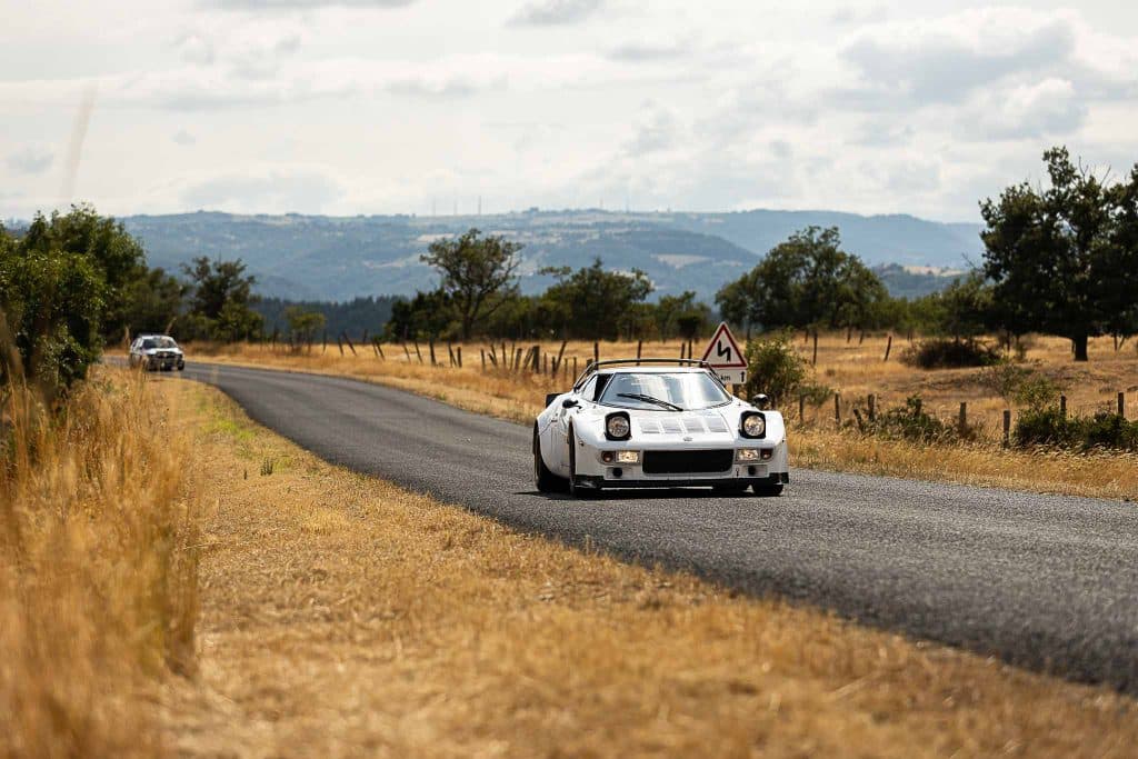 Voiture de course sur route panoramique. Rallye-Classic-Racing-School-and-friends