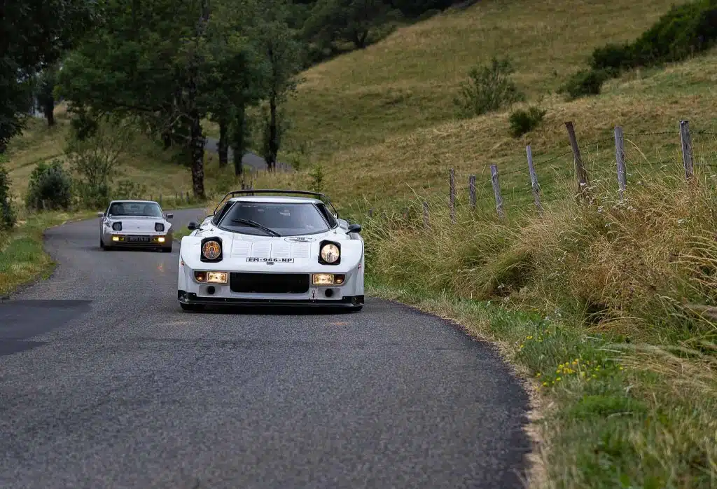 Voitures de course sur route sinueuse. Rallye-Classic-Racing-School-and-friends