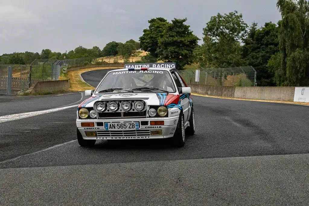 Voiture de course sur circuit. Rallye-Classic-Racing-School-and-friends