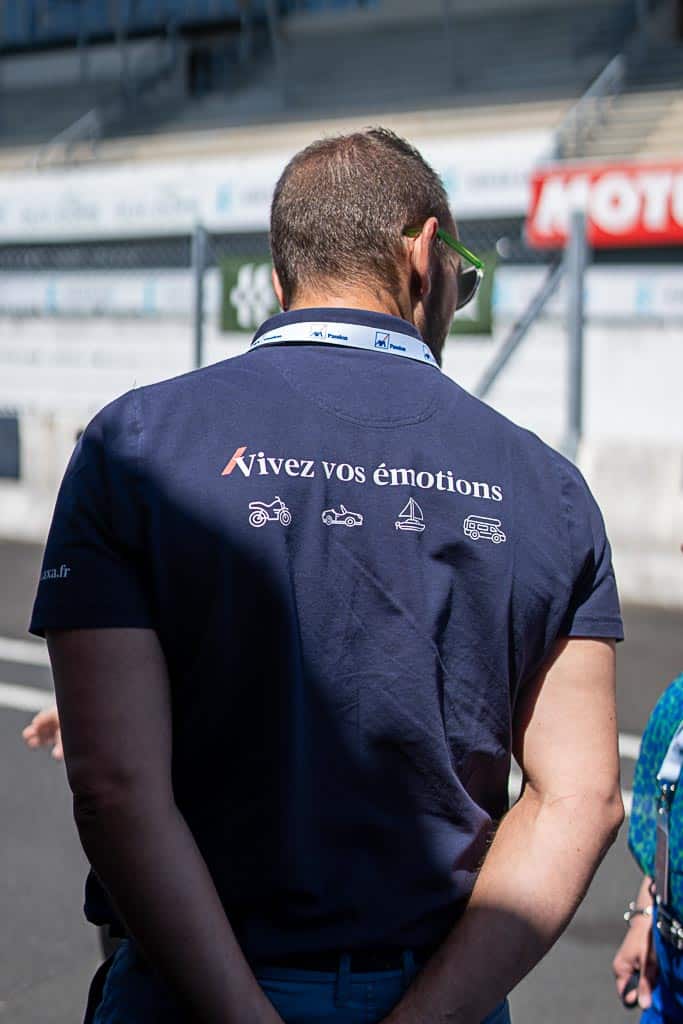 Personne de dos avec un polo axa passion