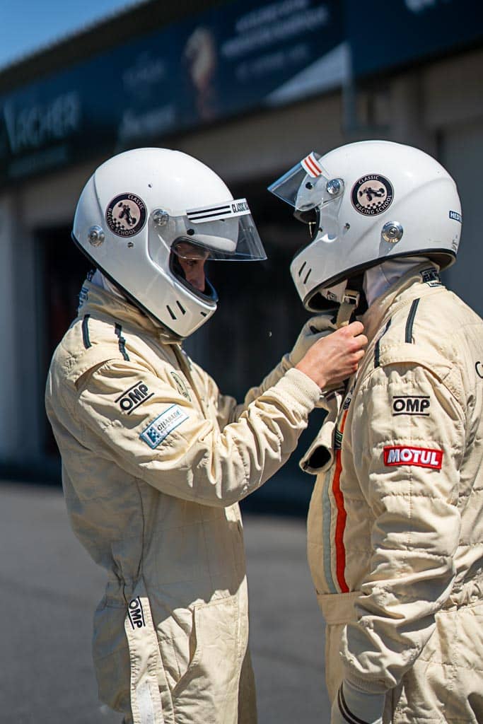 Pilote qui aide à mettre le casque à l'autre