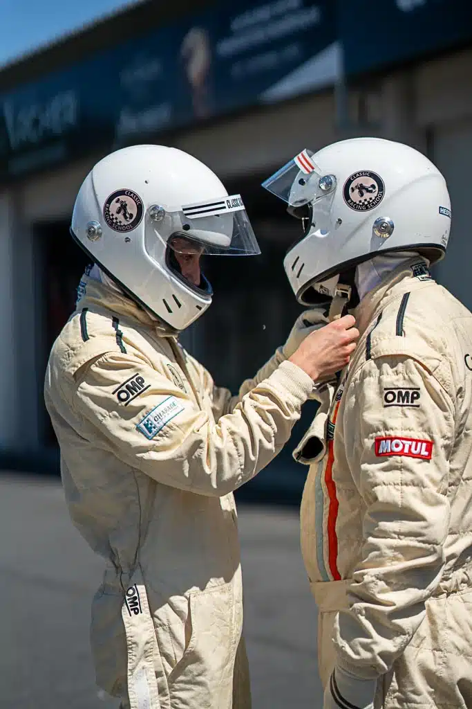 Pilote qui aide à mettre le casque à l'autre