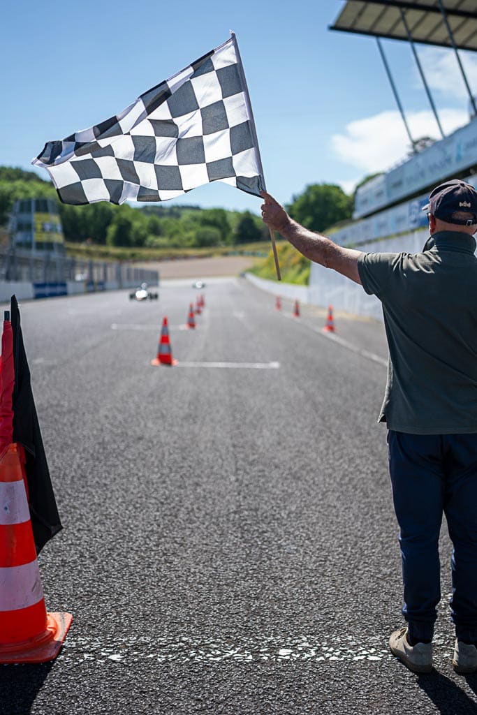 Instructeur qui lève le drapeau à damier