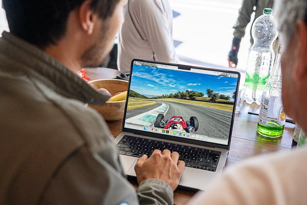 Débriefing en vidéo entre les sessions de roulage